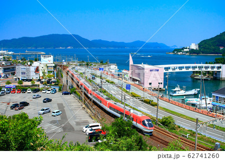 鳥羽市の町並みと近鉄電車 62741260