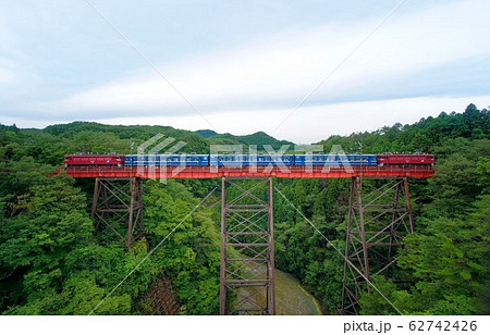仙山線 全線交流電化50周年号（熊ヶ根鉄橋） 62742426