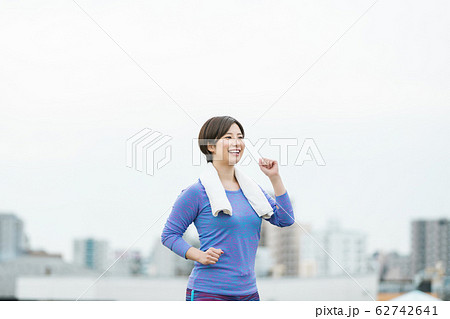ウォーキング ジョギング 女性 ウォーキング ジョギング 女性 62742641