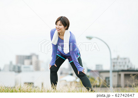 ストレッチ ウォーキング 女性 62742647