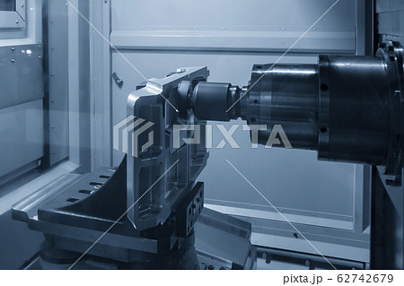 The horizontal CNC  machining center . 62742679