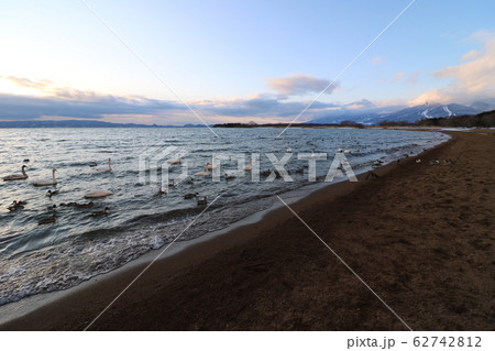 夕日が映える猪苗代湖と磐梯山 夕日が映える猪苗代湖と磐梯山 62742812