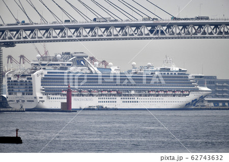 日本の横浜都市景観　コロナウイルス・大黒ふ頭のクルーズ船＝25日（この日・感染防止への基本方針） 62743632