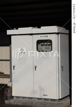 古い雰囲気の変電設備 62744941