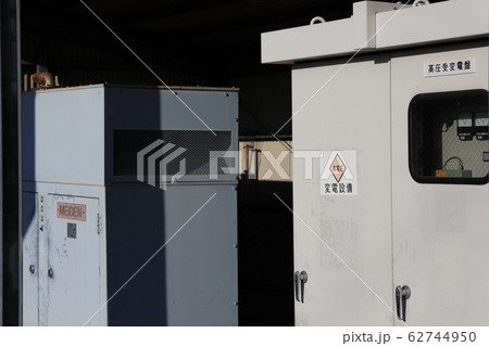 古い雰囲気の変電設備 古い雰囲気の変電設備 62744950
