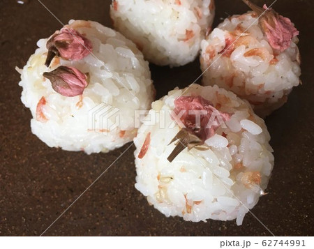 桜のおにぎり 62744991