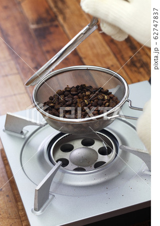 家庭で手軽に焙煎できる焙煎機によるコーヒー豆の焙煎工程; 焙煎具合をチェック 家庭で手軽に焙煎できる焙煎機によるコーヒー豆の焙煎工程; 焙煎具合をチェック 62747837