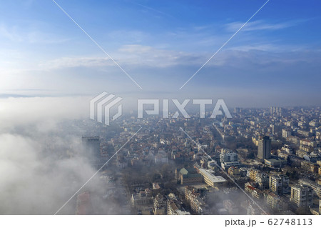 Fog coming over the city Fog coming over the city 62748113