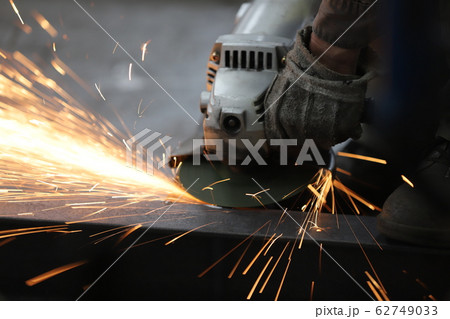 グラインダーがけ作業 62749033