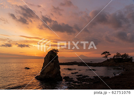 横須賀市 秋谷海岸 立石公園から夕焼け富士山の写真素材 62751076 Pixta