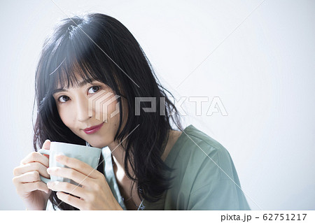 女性　コーヒーブレイク　マグカップ 62751217