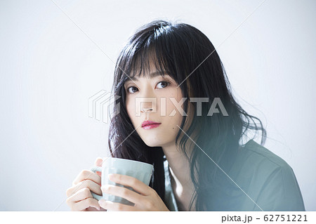 女性　コーヒーブレイク　マグカップ 62751221