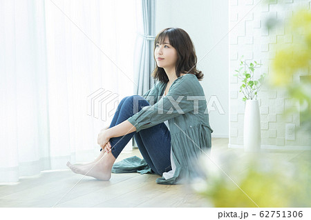 女性　リビング 62751306