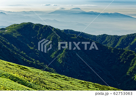 夏の飯豊山稜線から見る磐梯山 夏の飯豊山稜線から見る磐梯山 62753063