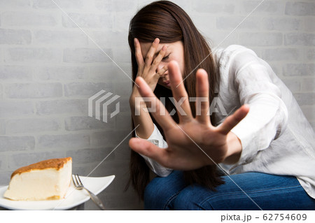 ケーキを我慢する女性. 62754609