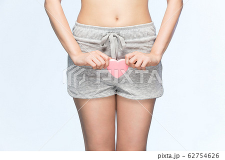 股にハートを持つ女性 62754626
