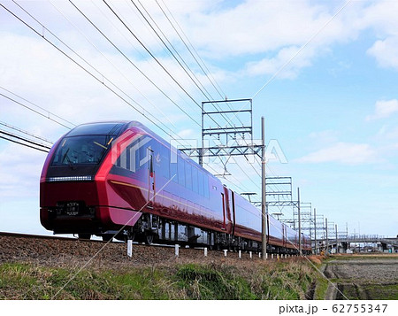 近鉄の新型名阪特急「ひのとり」の列車風景 近鉄の新型名阪特急「ひのとり」の列車風景 62755347