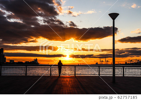 大阪港で夕陽を眺める人ダイヤモンドポイント 大阪港で夕陽を眺める人ダイヤモンドポイント 62757185
