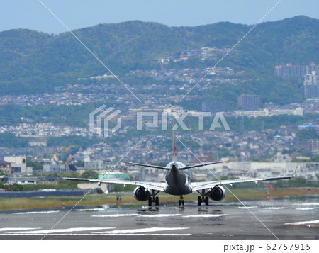 飛行機の離陸 62757915