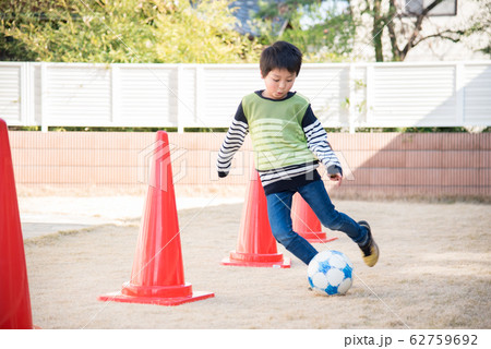庭でサッカーの練習をする男の子 62759692