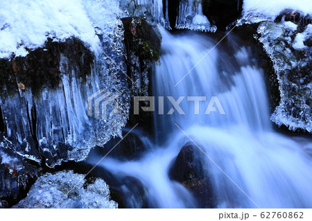 冬の薄衣の滝 62760862