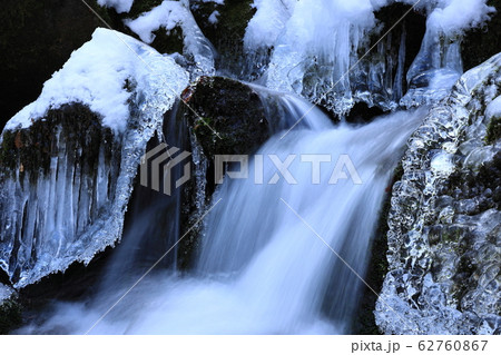 冬の薄衣の滝 62760867