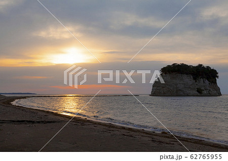 見附島と日の出、石川県珠洲市見付公園にて 62765955