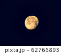 夜空に浮かぶ欠けた満月 62766893