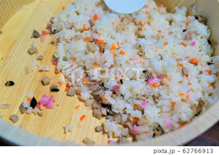 混ぜご飯　おひつ　家庭料理 62766913