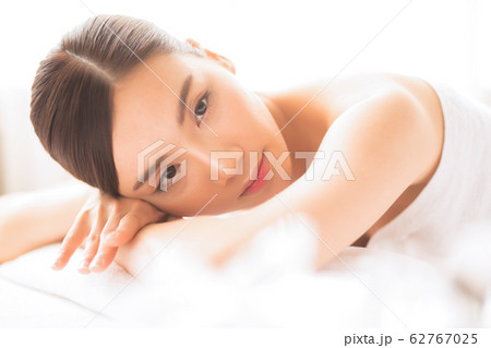 女性　美人　きれい　スキンケア　スパ　エステ 62767025