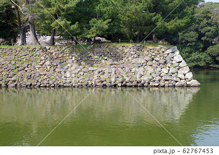 松江城の堀と石垣の景色 松江城の堀と石垣の景色 62767453