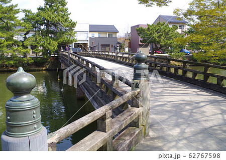 松江城の堀に架かる宇賀橋の景色 松江城の堀に架かる宇賀橋の景色 62767598
