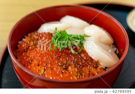 北海道のイクラ・ホタテ丼 海鮮丼 北海道のイクラ・ホタテ丼 海鮮丼 62769395