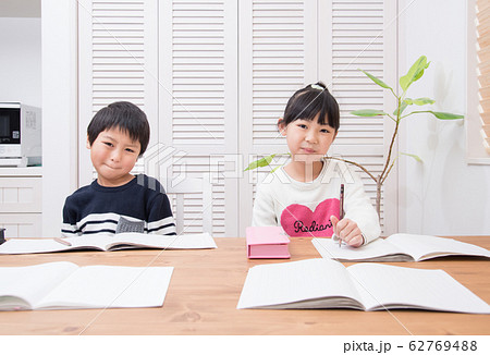 ダイニングで勉強をする小学生の子供 62769488
