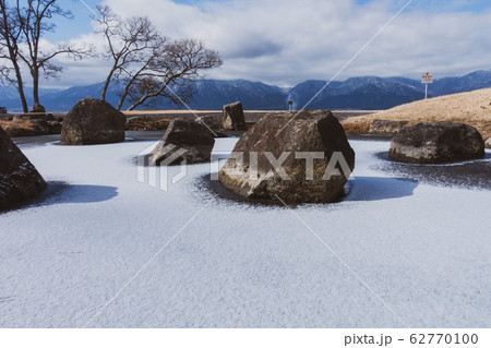 雪の枯山水(凍結した池) 北安曇郡池田町 雪の枯山水(凍結した池) 北安曇郡池田町 62770100