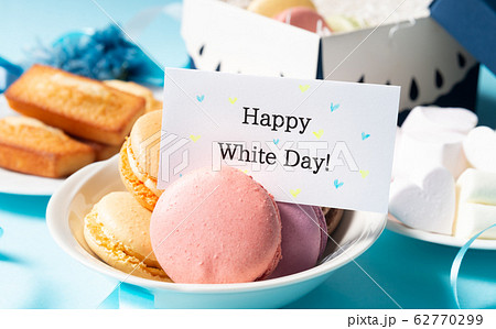 Happy White Day!　ホワイトデー　マカロン　洋菓子　メッセージカード　フィナンシェ 62770299