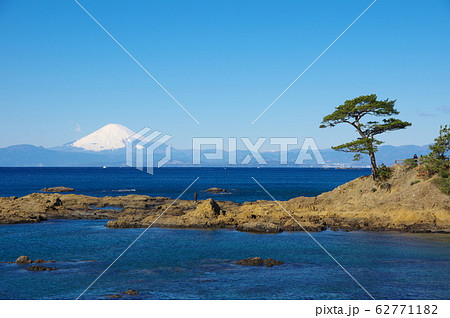 秋谷・立石海岸から富士山を望む(神奈川県横須賀市) 秋谷・立石海岸から富士山を望む(神奈川県横須賀市) 62771182