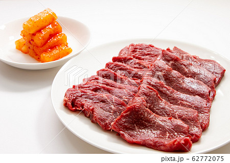国産牛肉・モモ・焼肉用(約200g)とカクテキ(大根キムチ)。(白皿・白バック) 国産牛肉・モモ・焼肉用(約200g)とカクテキ(大根キムチ)。(白皿・白バック) 62772075