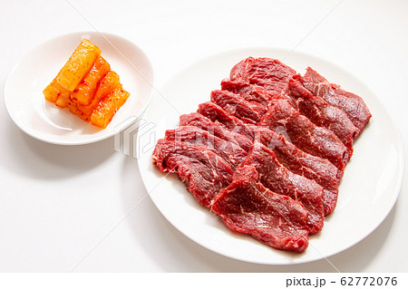 国産牛肉･モモ･焼肉用(約200g)とカクテキ(大根キムチ)。(白皿･白バック) 62772076