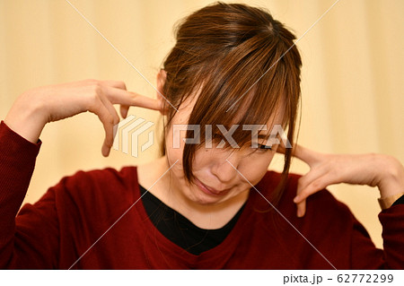 耳をふさぐシーン 62772299