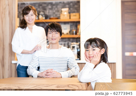 家族、親子、仲良し、家族団らん 家族、親子、仲良し、家族団らん 62773945
