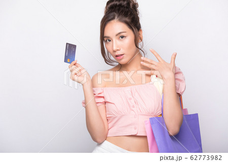 女性　美人　きれい　買い物　ショッピング　クレジットカード 62773982