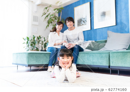 家族、親子、仲良し、家族団らん 62774160
