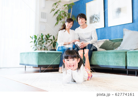 家族、親子、仲良し、家族団らん 家族、親子、仲良し、家族団らん 62774161