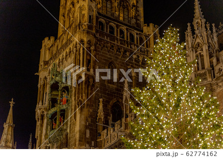 ドイツ ミュンヘン 市庁舎 夜景 クリスマスマーケット ドイツ ミュンヘン 市庁舎 夜景 クリスマスマーケット 62774162