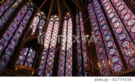ステンドグラスが綺麗な教会 62774356