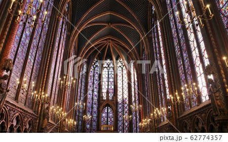 ステンドグラスが綺麗な教会 62774357