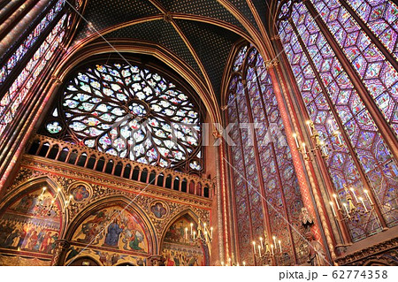 ステンドグラスが綺麗な教会 62774358
