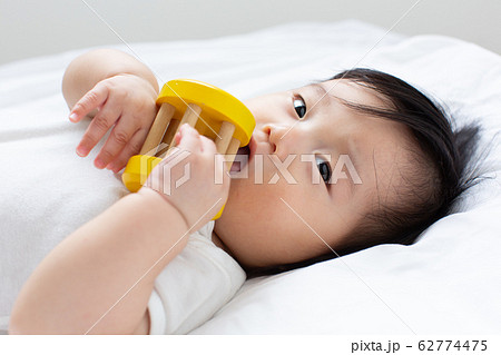ご機嫌な赤ちゃん 62774475