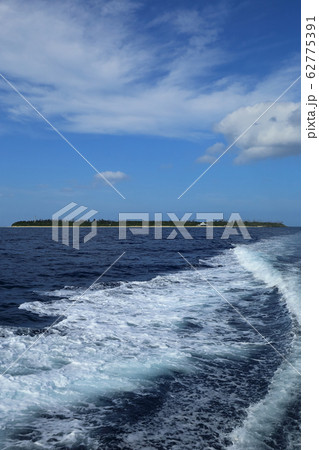 沖縄 水納島 フェリー「ニューウイングみんなⅡ」から見る水納港 沖縄 水納島 フェリー「ニューウイングみんなⅡ」から見る水納港 62775391